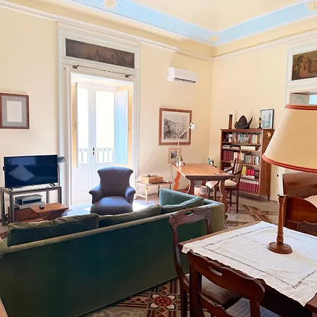 Prestigioso, Sotto Al Castello Di アパート *